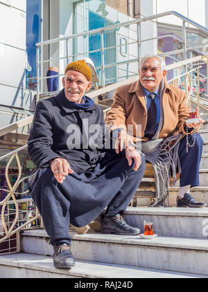 Istanbul, Türkei, 24. Februar 2015: Zwei ältere türkische Männer auf einige Schritte sitzen, trinken türkischen Tee. Stockfoto