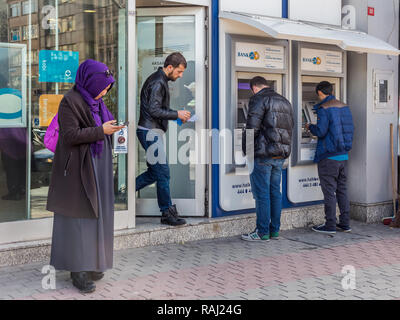 Istanbul, Türkei, 24. Februar 2015: Vier türkischen Volk in einer Straße, Blick nach unten, in ihrer eigenen Tätigkeiten absorbiert. Stockfoto