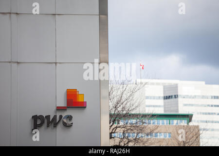 MONTREAL, KANADA - 7 November, 2018: PWC Logo auf Ihrer Hauptniederlassung für Quebec in Montreal, in einem Geschäftsviertel. PriceWaterHouseCoopers ist eine der m Stockfoto