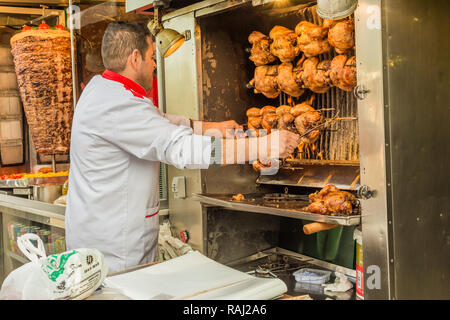 Istanbul, Türkei, 24. Februar 2015: Chef Kontrolle Hühner Rösten in einem rotissarie Maschine. Stockfoto