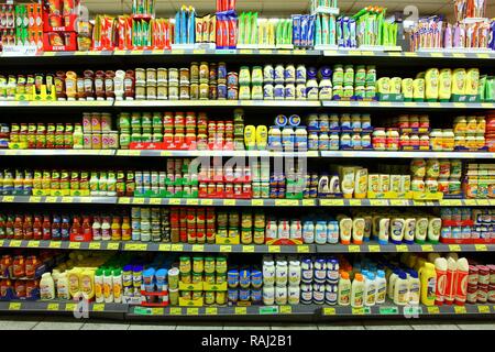 Regale mit Mayonnaise, Tomate, Saucen, Salatsaucen, Senf, Ketchup, self-Service, Essen Abteilung, Supermarkt Stockfoto