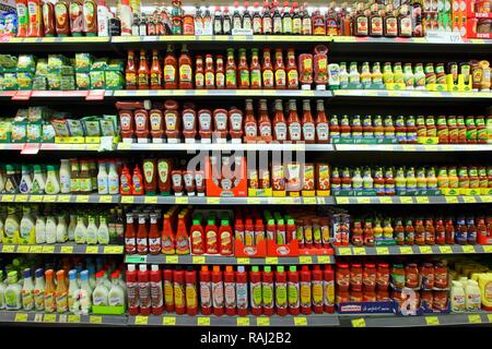 Regale mit Mayonnaise, Tomate, Saucen, Dressings, Saucen, Fertiggerichte, self-Service, Essen Abteilung, Supermarkt Stockfoto