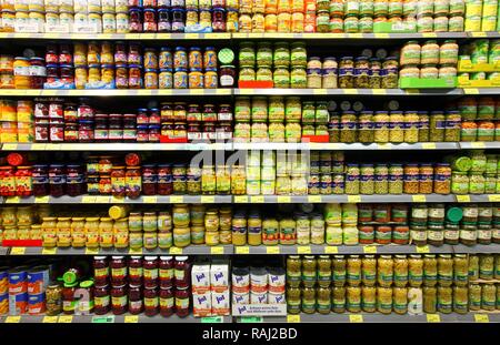 Regale mit preseved Lebensmittel, die in Gläsern, self-Service, Essen Abteilung, Supermarkt Stockfoto