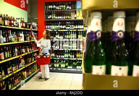 Frau shopping in der Getränke, Sekt, Champagner, Regale, Self-service Stockfoto