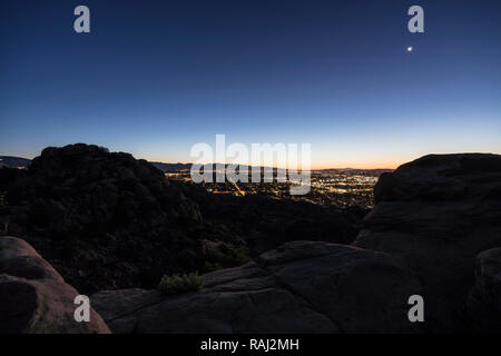 Predawn felsigen Bergspitze Blick auf weitläufige West San Fernando Valley Stadtviertel in Los Angeles, Kalifornien. Stockfoto