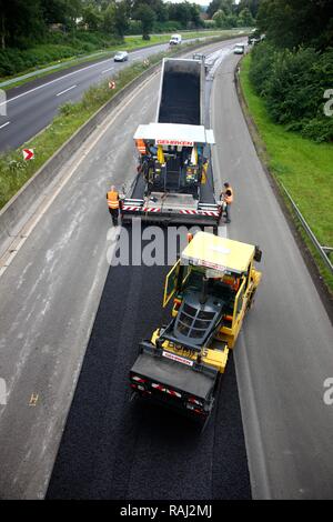 Anwenden einer neuen Asphaltdecke, silent Asphalt, porösem Asphalt, schallabsorbierende Fahrbahn, Autobahn A 40 Ruhrschnellweg Stockfoto