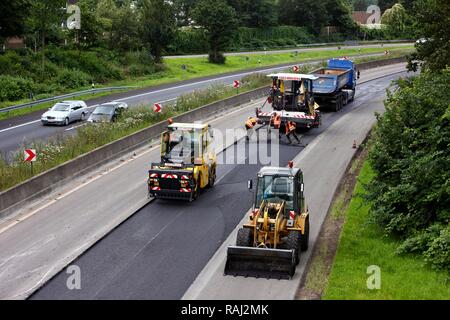 Anwenden einer neuen Asphaltdecke, silent Asphalt, porösem Asphalt, schallabsorbierende Fahrbahn, Autobahn A 40 Ruhrschnellweg Stockfoto