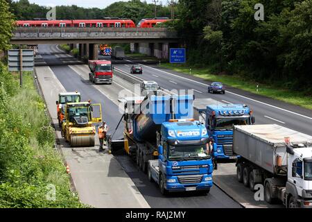 Anwenden einer neuen Asphaltdecke, silent Asphalt, porösem Asphalt, schallabsorbierende Fahrbahn, Autobahn A 40 Ruhrschnellweg Stockfoto