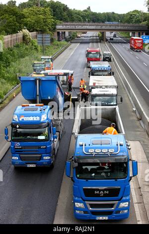 Anwenden einer neuen Asphaltdecke, silent Asphalt, porösem Asphalt, schallabsorbierende Fahrbahn, Autobahn A 40 Ruhrschnellweg Stockfoto