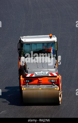 Anwenden einer neuen Asphaltdecke, silent Asphalt, porösem Asphalt, schallabsorbierende Fahrbahn, Autobahn A 40 Ruhrschnellweg Stockfoto