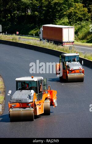 Anwenden einer neuen Asphaltdecke, silent Asphalt, porösem Asphalt, schallabsorbierende Fahrbahn, Autobahn A 40 Ruhrschnellweg Stockfoto