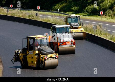 Anwenden einer neuen Asphaltdecke, silent Asphalt, porösem Asphalt, schallabsorbierende Fahrbahn, Autobahn A 40 Ruhrschnellweg Stockfoto