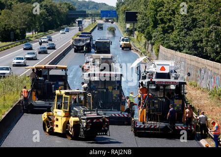 Anwenden einer neuen Asphaltdecke, silent Asphalt, porösem Asphalt, schallabsorbierende Fahrbahn, Autobahn A 40 Ruhrschnellweg Stockfoto