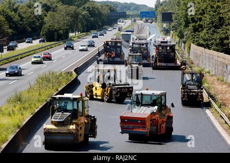 Anwenden einer neuen Asphaltdecke, silent Asphalt, porösem Asphalt, schallabsorbierende Fahrbahn, Autobahn A 40 Ruhrschnellweg Stockfoto