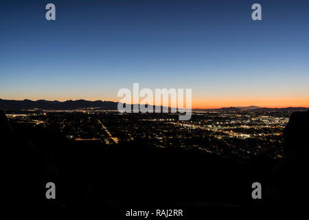 Predawn Bergspitze Blick auf weitläufige West San Fernando Valley Stadtviertel in Los Angeles, Kalifornien. Stockfoto