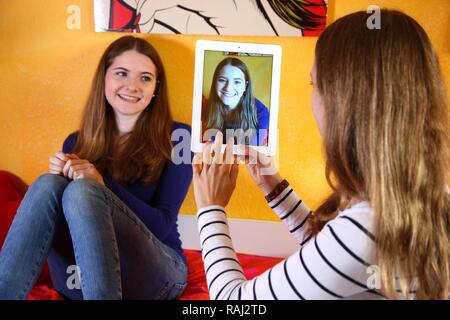 Zwei Mädchen spielen mit einem iPad, Tablet-PC, Fotos von jeder anderen Stockfoto