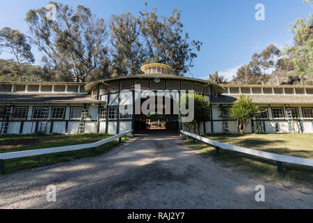 Los Angeles, Kalifornien, USA - 30. Dezember 2018: Blick nach draußen altes Pferd Stall bei Will Rogers State Historic Park in den Santa Monica Mountains. Stockfoto