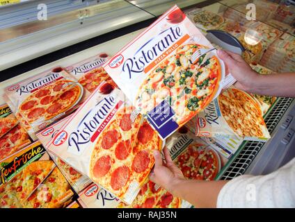 Tiefkühlpizza, Food Hall, Supermarkt Stockfoto