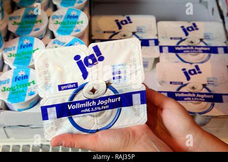 JA-Marke Joghurt, Food Hall, Supermarkt Stockfoto