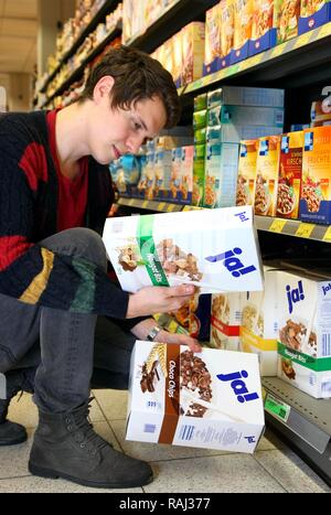 Man kauft ja-Marke Müsli, Food Hall, Supermarkt Stockfoto