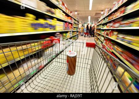 Einkaufswagen durch einen Korridor, Lebensmittel, Supermarkt geschoben Stockfoto