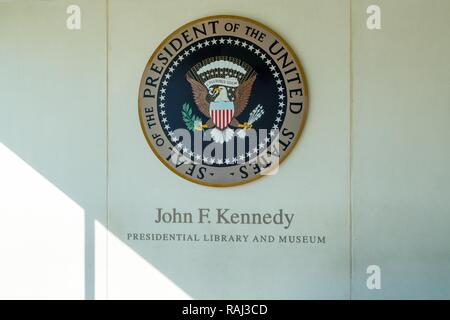 John F. Kennedy Presidential Library und Museum, Schriftzug und Wappen, Boston, Massachusetts, USA Stockfoto