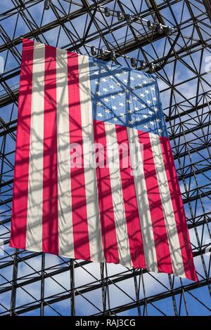 John F. Kennedy Presidential Library und Museum, USA-Flagge vor der Fenster, Boston, Massachusetts, USA Stockfoto