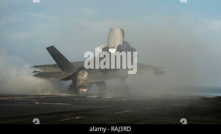 Arabischen Golf - ein US Marine Corps B F-35 Lightning II von Marine Fighter Attack Squadron 211, 13 Marine Expeditionary Unit (MEU), zieht aus dem Wasp-Klasse amphibisches Schiff USS Essex (LL 2), Jan. 3, 2019. Der Essex ist das Flaggschiff der Essex amphibische Gruppe und bereit, mit der begonnen 13. MEU, ist in die USA 5 Flotte Bereich der Maßnahmen zur Unterstützung der Marine im Einsatz für die Stabilität und Sicherheit in der Region zu gewährleisten und verbindet das Mittelmeer und den Pazifischen Raum durch den westlichen Indischen Ozean und drei strategischen Punkten ersticken. (U.S. Marine Corps phot Stockfoto