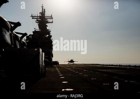 Arabischen Golf - ein US Marine Corps B F-35 Lightning II von Marine Fighter Attack Squadron 211, 13 Marine Expeditionary Unit (MEU), bereitet sich auf den Start an Bord des Wasp-Klasse amphibisches Schiff USS Essex (LL 2), Jan. 3, 2019. Der Essex ist das Flaggschiff der Essex amphibische Gruppe und bereit, mit der begonnen 13. MEU, ist in die USA 5 Flotte Bereich der Maßnahmen zur Unterstützung der Marine im Einsatz für die Stabilität und Sicherheit in der Region zu gewährleisten und verbindet das Mittelmeer und den Pazifischen Raum durch den westlichen Indischen Ozean und drei strategischen Punkten ersticken. (U.S. Mari Stockfoto