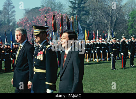 Washington, DC 1999/04/08 Präsident Bill Clinton und der Chinesische Premier Zhu Rongji an einer staatlichen Ankunft Zeremonie im Weißen Haus. Foto von Dennis Brack Stockfoto