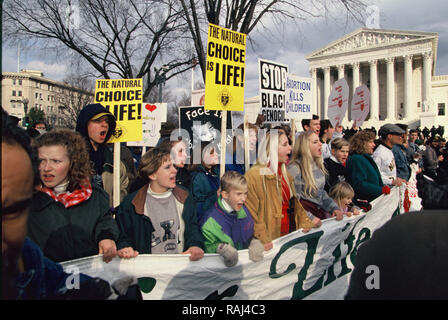 Washington, DC 1995/01/22 Pro Leben anit Abtreibung marschieren hinter den USA. Supreme Court. Foto von Dennis Brack Stockfoto