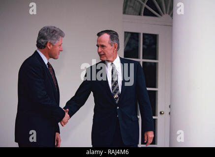 Der gewählte US-Präsident Bill Clinton kommt zum Weißen Haus Präsident H.W. zu erfüllen Bush im November 1992 Foto von Dennis Brack Stockfoto