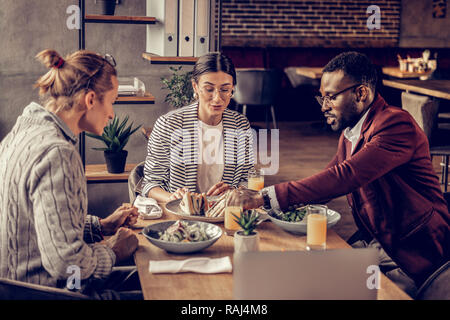 Art Büro bei schmackhaften Abendessen im Cafe Stockfoto