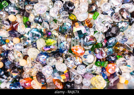 Schönen Hintergrund von bunten Schmuck Perlen in vielen Formen und Materialien. Stockfoto