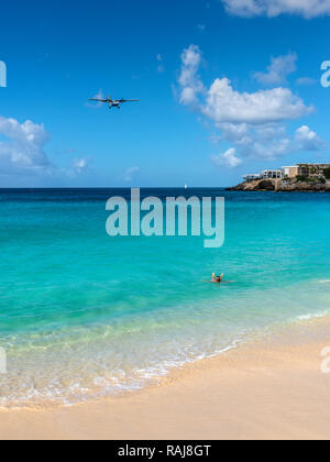 Simpson Bay, St. Maarten - Dezember 17, 2018: ein Flugzeug Landung an der Princess Juliana International Airport flying low über Wasser in Maho Bay, auf Stockfoto