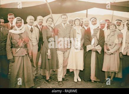 Herr & Frau Tunney bei Beduinen Camp mit Sheik Majid am Shumet Kimrin Herrn & Frau La Gorce, März 1931. 1931, Mitte neuerfundene Stockfoto