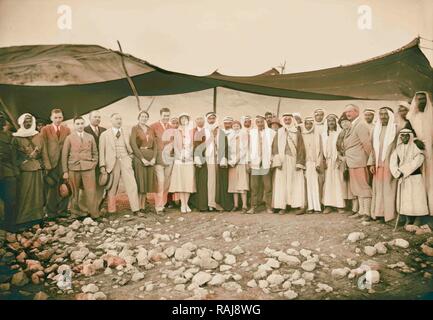 Herr & Frau Tunney bei Beduinen Camp mit Sheik Majid am Shumet Kimrin. Herr & Frau La Gorce, März 1931. Ganze Gruppe neuerfundene Stockfoto