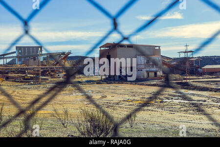 Komplex von mir Gebäude einer alten Bergbau Enterprise, innerhalb der Zaun in Riotinto, mit mineralischen Förderbänder, insbesondere von Gold und Cooper Stockfoto