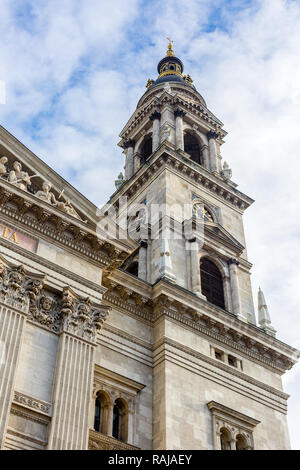 Fragment der Fassade von St. Stephan Basilika, Kirchturm mit Uhr. St. Stephan Basilika - größte römische Katholische Kirche in Budapest, Ungarn. Stockfoto