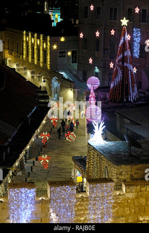 Fußgänger laufen entlang einer weihnachtlich geschmückten Bab el Gadid Straße, die zum Neuen Tor in der Altstadt des Christlichen Viertels Ost-Jerusalem Israel führt Stockfoto