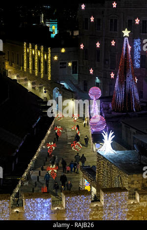 Fußgänger laufen entlang einer weihnachtlich geschmückten Bab el Gadid Straße, die zum Neuen Tor in der Altstadt des Christlichen Viertels Ost-Jerusalem Israel führt Stockfoto