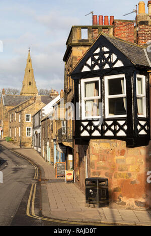 Bin steht vor einer Fachwerkfassade bei Alnmouth in Northumberland, England. Der Abfalleimer steht auf dem Bürgersteig. Stockfoto