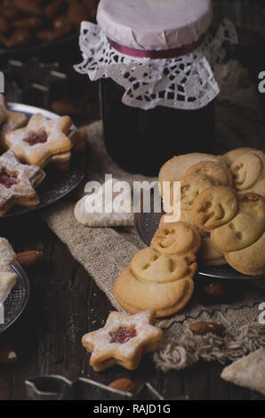 Weihnachten, hausgemachte Weihnachtsplätzchen Vintage Style, leckere Cookies Stockfoto