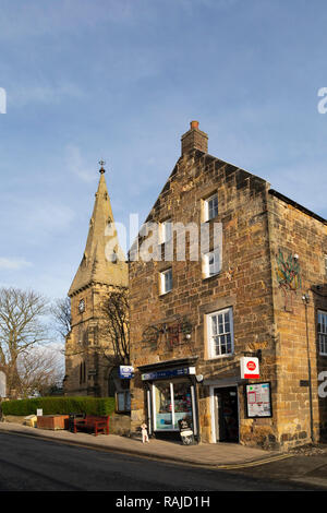 Die Post und die Pfarrkirche von St. Johann in Alnmouth in Northumberland, England. Stockfoto