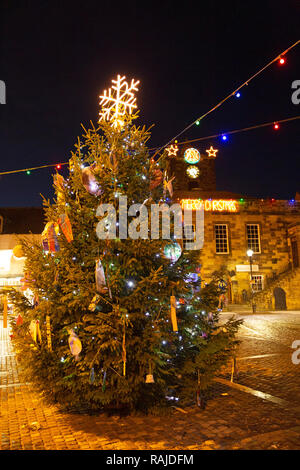 Weihnachtsbaum in Alnwick, Northumberland. Der geschmückte Baum steht auf dem Marktplatz vor dem Rathaus. Stockfoto