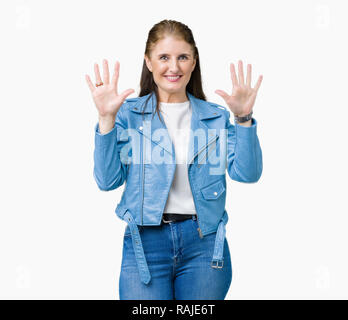 Schöne, reife Frau mittleren Alters tragen Mode Leder Jacke über isolierte Hintergrund angezeigt und zeigen mit den Fingern Nummer zehn, während Smilin Stockfoto
