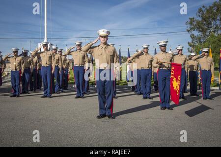 Us-Marines salute während der 76. Jahrestag des 1. Marine Division auf die Marine Corps Base Camp Pendleton, Calif., Feb 2, 2017. Veteranen, aktive Aufgabe Marinesoldaten und Matrosen, die in der Division im Laufe der Jahre in der Zeremonie der ältesten, größten Feiern teilgenommen haben, und die meisten eingerichtete Abteilung im Marine Corps. Stockfoto