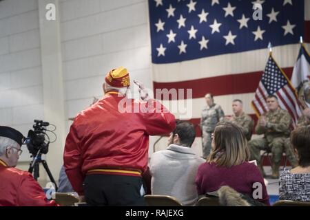 Hershel "Woody" Williamson, Ehrenmedaille der Empfänger und die Schlacht von Iwo Jima im Zweiten Weltkrieg Veteran, begrüßt die amerikanische Flagge während der Änderung der Verantwortung Zeremonie für Army Command Sgt. Maj. James L. Allen Februar 4, 2017 am West Virginia Joint Force Headquarters Armory, Charleston, W. Virginia. United States Marine Cpl. Woody Williamson kämpften tapfer für vier Stunden unter schweren Beschuss während der Schlacht von Iwo Jima Sprengladungen vorzubereiten und Flammenwerfern bekommen die feindliche Festung zu überholen. Williamson wurde der U.S.M.C. zugeordnet Behält sich 21 Marines, 3rd Marine Division d Stockfoto