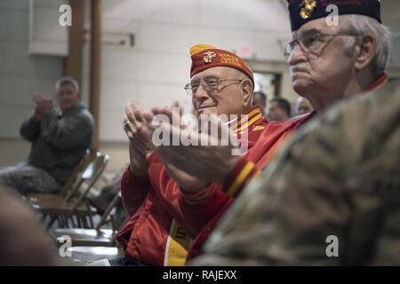 Hershel "Woody" Williamson, Ehrenmedaille der Empfänger und die Schlacht von Iwo Jima im Zweiten Weltkrieg Veteran, begrüßt mit dem Publikum nach für seinen Dienst bei der Änderung von Verantwortung Zeremonie für Army Command Sgt erkannt wird. Maj. James L. Allen Februar 4, 2017 am West Virginia Joint Force Headquarters Armory, Charleston, W. Virginia. United States Marine Cpl. Woody Williamson kämpften tapfer für vier Stunden unter schweren Beschuss während der Schlacht von Iwo Jima Sprengladungen vorzubereiten und Flammenwerfern bekommen die feindliche Festung zu überholen. Williamson wurde der U.S.M.C. zugeordnet Rese Stockfoto