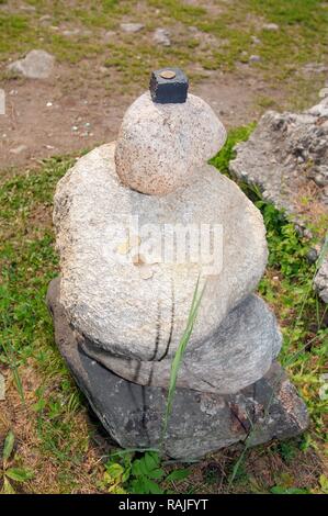 Steine für die Erfüllung der Wünsche, Stein, Garten, Arschan, Tunkinsky Bezirk, Republik Burjatien, Sibirien, Russische Föderation Stockfoto